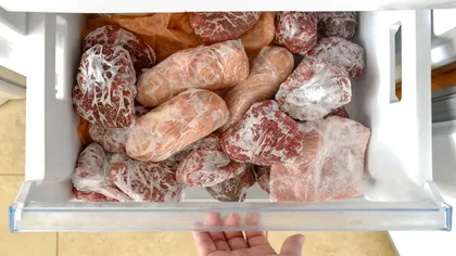Cum poți decongela rapid carnea, fără să folosești cuptorul cu microunde. Trucul pe care nu îl știu mulți