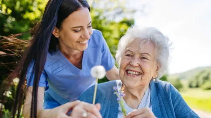 Adio, Italia! Badantele românce se întorc în țară pe salarii mari. Cum devine îngrijirea privată o alternativă la azilele „groazei”