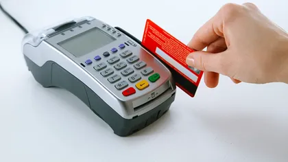 Plățile cu cardul bancar nu mai pot fi efectuate. Banii sunt înghețați. Ce soluții avem în aceste situații