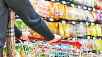 Produsul banal pe care românii îl comandă zilnic. Cât a ajuns coşul minim în România anului 2026
