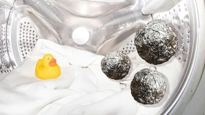 Trucul cu folie de aluminiu în mașina de spălat. Metoda care te scapă de micile probleme enervante