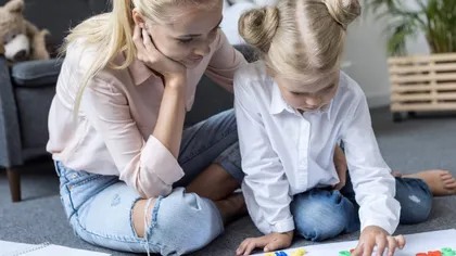 Babysittingul, unul dintre cele mai căutate joburi de către studenți. Părinții, mulțumiți de modul de lucru al tinerilor