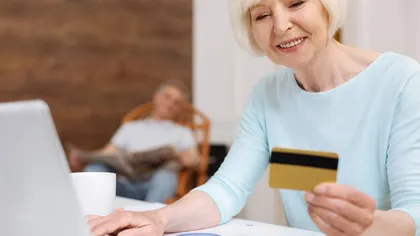 Te tot bat nepoții la cap cu „pensia pe card”? Iată cum scapi de grija poștașului și ce acte trebuie să depui la Casa de Pensii