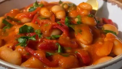 Fasole cu ardei copt în sos cremos, după rețeta recomandată de Cosânzene. Preparatul de post super-bun pe care îl prepari ușor și rapid