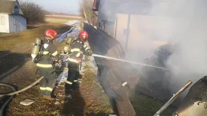 O maşină a luat foc după ce a intrat în gardul unei gospodării, în Neamț. Două femei au ajuns la spital