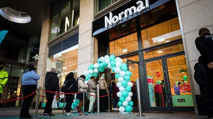 Sute de oameni s-au călcat în picioare la deschiderea primului magazin „Normal” în Viena. Motivul: 1.000 de pungi cu suveniruri şi carduri cadou VIDEO