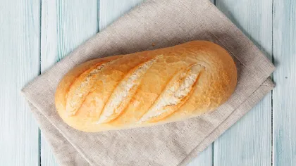 Alertă alimentară în România. ANSVSA a descoperit pâine cu bucăți de plastic pe rafturile supermarketurilor