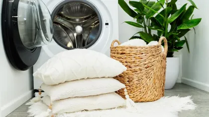 Trucul prin care poți curăța perfect pernele. Soluția naturală care elimină mirosurile și bacteriile