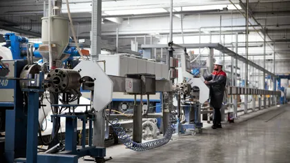 O fabrică din România oferă salarii nete începând de la 8.000 de lei. Ce alte beneficii de relocare mai oferă