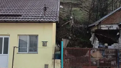 Alertă în Slatina după o alunecare de teren. Zeci de oameni au fost evacuați. Două case afectate, alte cinci sunt în pericol