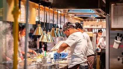 Echiparea bucătăriei unui restaurant de succes – care sunt cele mai importante elemente? TOP 3 lăzi frigorifice profesionale