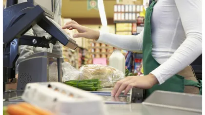 Casieră dată afară pentru că nu a scanat două produse. Femeia lucra de 20 de ani la același supermarket: ”Nu a fost o neglijență”