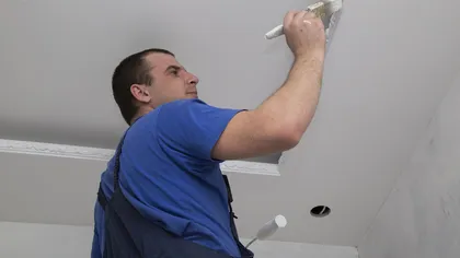 Ai în plan să zugrăvești vara asta? Iată la ce prețuri să te aștepți pentru tencuială și alte lucrări