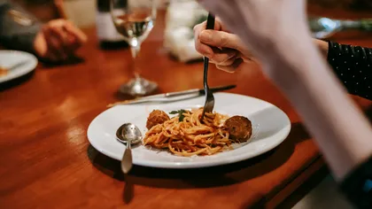 Spune-mi cum mănânci și la ce oră, ca să-ți spun cât cântărești! Caloriile nu sunt singurele ”vinovate” pentru greutate