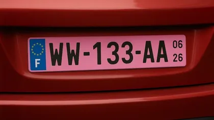 Plăcuțele de înmatriculare roz: ce semnificaţie au şi cât timp sunt valabile. Au fost deja introduse de la 1 ianuarie 2026