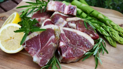 Paște 2026. Condimentul care strică gustul fripturii de miel. Ce să nu pui niciodată peste acest tip de carne