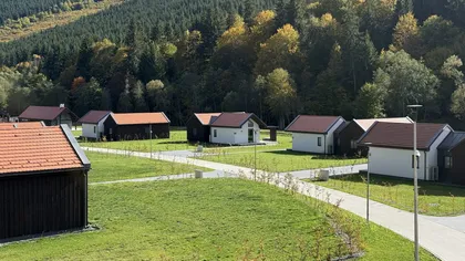 Românii fug de hotelurile aglomerate. Vacanțele în vile private devin noul lux