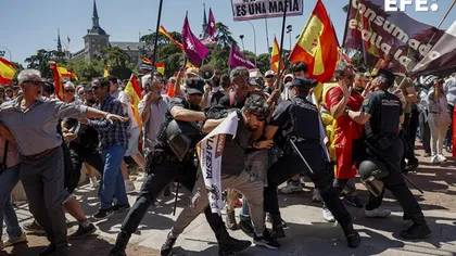 Miting masiv la Madrid împotriva Guvernului. Coliziune între poliţie şi protestatari VIDEO