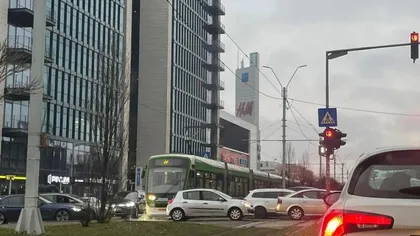 Șoferii care încearcă să „fenteze” coloana la semafor riscă sancțiui dure și pot rămâne fără permis. Gestul făcut zilnic de mulți români care se pedepsește cu amendă de peste 1.000 de lei