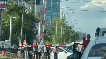 Imagini uluitoare! Barieră defectă în Pipera: pietonii au ridicat-o manual pentru a traversa! VIDEO