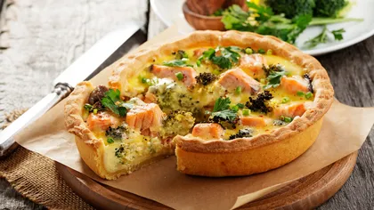 Quiche cu somon, broccoli și spanac. Rețetă rapidă pentru o gustare sărată