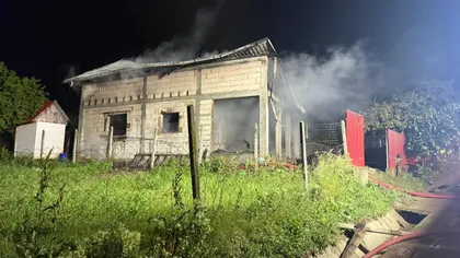 Casă incendiată de fulger în Galați. Un bărbat a suferit arsuri când încerca să stingă focul