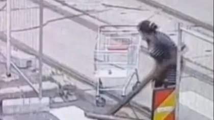 O femeie din București prinsă la furat de șine de tramvai: „Nu e nevoie de ajutor la scos liniile de tramvai! De acest aspect se ocupă muncitorii autorizați”