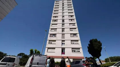 Caz șocant în Franța. O mamă s-a aruncat de la etajul 13 al unui bloc, împreună cu trei dintre cei șapte copii ai săi. Minorii aveau trei, patru și șase ani