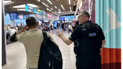 Un moldovean a fost dat jos din avion înainte de decolare după ce a furat dintr-un magazin duty free