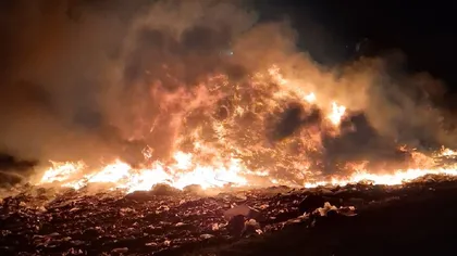 Incendiu violent la o groapă de gunoi din municipiul Oradea: 20 de pompieri au intervenit