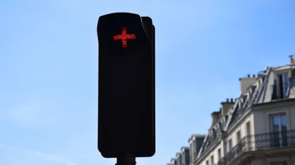 Crucea roșie apărută la semafor i-a pus în dificultate pe șoferi. Ce înseamnă, de fapt