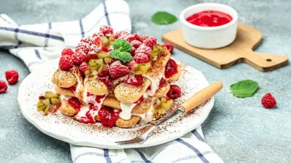 Tiramisu cu fistic și zmeură. Rețeta este foarte simplă, ai nevoie de doar câteva ingrediente