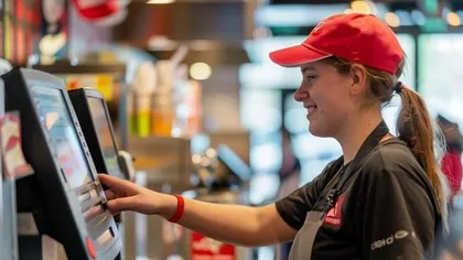 Gigantul din fast-food deschide 20 de restaurante noi în România şi anunţă 500 de locuri de muncă. Orașele în care se fac angajări