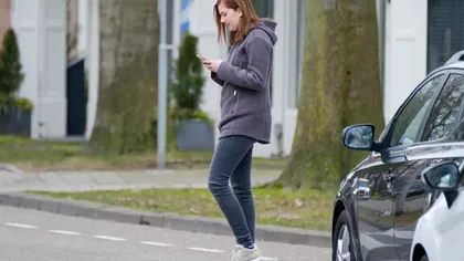Cod rutier 2026. Țara în care plătești 100 de euro amendă dacă stai cu ochii în telefon atunci când traversezi strada