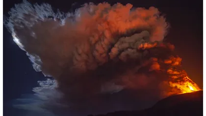 Nivel de alertă ridicat în Asia, trei vulcani au erupt simultan în Indonezia