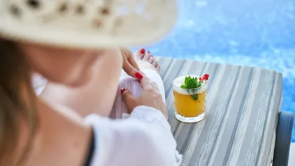 Băuturile pe care trebuie să le evităm în zilele caniculare. Avertismentul specialiștilor: ”Cresc riscul de deshidratare”