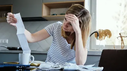 STUDIU: 8 din 10 români se așteaptă la noi scumpiri. Cheltuielile neesențiale, tăiate de pe listă