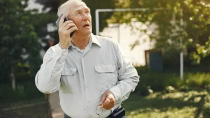 Atenție cu cine vorbești la telefon! Un pensionar a rămas fără 390.000 de dolari după o escrocherie aproape incredibilă