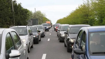 Aglomerație pe drumurile spre București. Se circulă în coloană pe Valea Prahovei și Autostrada Soarelui. Rute alternative recomandate