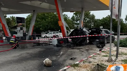 Accident grav în Dolj. Două mașini s-au ciocnit violent și au fost proiectate într-o benzinărie, unul dintre șoferi a ajuns la spital VIDEO