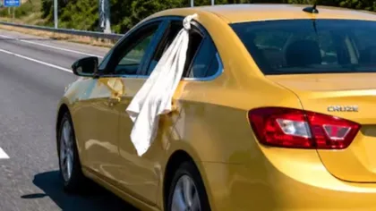 Ce ai de făcut dacă vezi o cârpă albă la geamul unei mașini din trafic. Prevederile Codului rutier sunt clare!