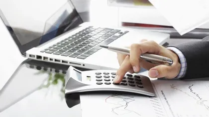 STUDIU: Cât ne costă, de fapt, grijile financiare? Unii oameni ajung să piardă 13 ore pe săptămână calculând bugete și facturi