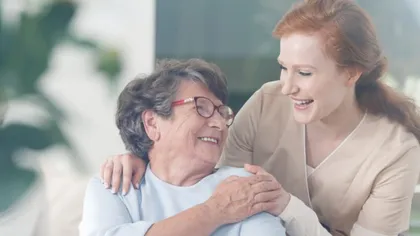 Rudele care vor îngriji bătrânii acasă vor fi plătite. Care sunt condițiile