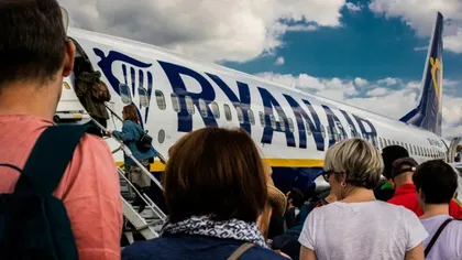 Soția bărbatului aproape aspirat în afara unui avion Ryanair povestește momentele limită prin care a trecut: „M-am gândit: Dacă murim, murim împreună”