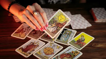 Horoscop tarot pentru începutul lunii august. Schimbări neașteptate și o întâlnire karmică pentru anumite zodii