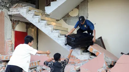 Cutremur devastator de magnitudine 7,7, urmat de aproape 1.000 de replici. Bilanţul tragediei a ajuns la peste 50 de morţi, salvatorii continuă să caute supraviețuitori sub dărâmături