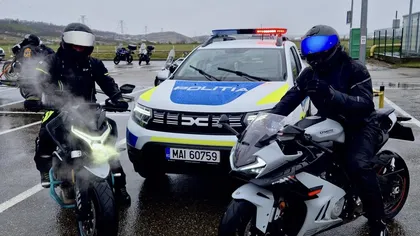 Urmărire ca-n filme în Bucureşti. Un puşti care mergea fără permis pe o motocicletă neînmatriculată, prins după ce a lovit o maşină de poliţie