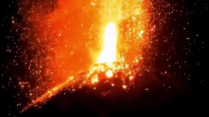 Alertă maximă după erupția vulcanului Fuego. Locuitorii sunt evacuați în grabă, fântână de lavă de 300 m