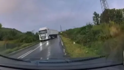 Clipe de groază în Tulcea. Două TIR-uri au pierdut controlul într-o curbă și au intrat pe contrasens. Ce a urmat îți taie respirația VIDEO