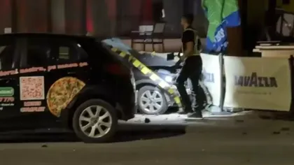 Scene șocante pe străzile din Lugoj. Beat criță și fără permis, un șofer de 27 ani a proiectat o mașină care circula regulamentar pe terasa unui restaurant. Patru oameni au ajuns la spital VIDEO